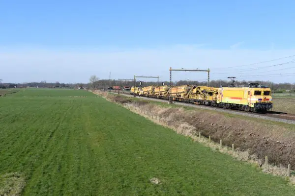 Hybrid locomotive for work on the track